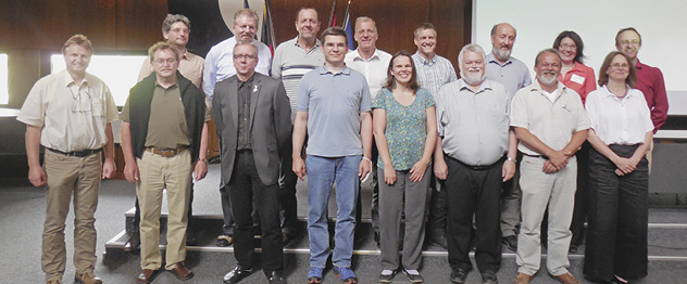 



Mitgliederversammlung des DEN e. V.: (obere Reihe, v. l.) Peter Ackermann-Rost, Peter Uenning, Jochen Fell, Peter Schaumlöffel, Pim Hamminga, Vorstand Hermann Dannecker, Marita Klempow, Winfried Schöffel. (Untere Reihe, v. l.) Vorstand Hinderk Hillebrands, Horst Endrich, Raymond Krieger, Peter Preisendörfer, Stefanie Koepsell, Dietmar Rieth, Rolf Canters, Jutta Maria Betz
