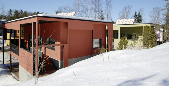 
1
 Für ihr Ensemble aus drei zweigeschossigen Einfamilienhäusern erhielten die finnischen Architekten Kimmo Lylykangas einen Preis in der Kategorie Einfamilienhäuser.



