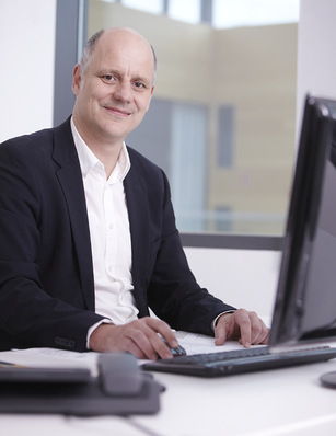 
Martin Schindler war einer der fünf Energieberater, die die Teams der Westdeutschen Landesbausparkasse unterstützten. „Der Kunde war durch den LBS-Berater und energetrium sehr gut vorinformiert, sodass ich mich ganz auf die Beratung und Begleitung des Kunden konzentrieren konnte“, sagt er.
