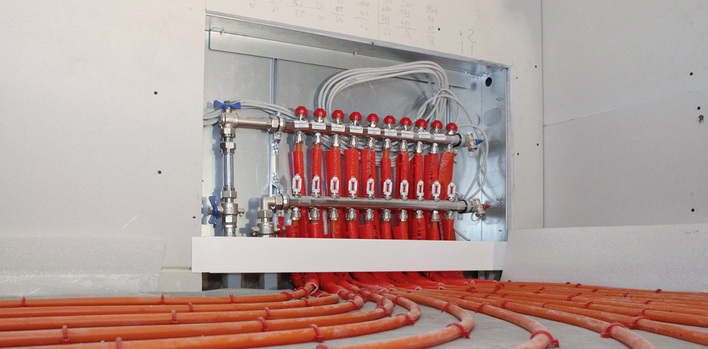 



Schon in durchschnittlich großen Wohnungen gibt es so viele Anbindeleitungen, dass die Heizlast in innenliegenden Räumen zu hoch werden kann. Hier hilft nur gute Dämmung der durchlaufenden Leitungen und die Festlegung einer höheren Norminnentemperatur, um einer eventuellen Mängelrüge zu entgehen. 
