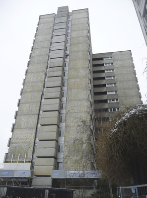 
1
 In diesem Frankfurter Studentenheim wurde es hinter den nackten Stahlbetonwänden ungemütlich kalt, nachdem die nur 3 cm dünne Wärmedämmung im Zuge der energetischen Fassadensanierung über den Winter kurzzeitig abgenommen worden war.
