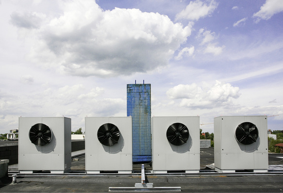 
Als platzsparende Möglichkeit zur Aufstellung von Luft/Wasser-Wärmepumpen bietet sich das Dach an. 
