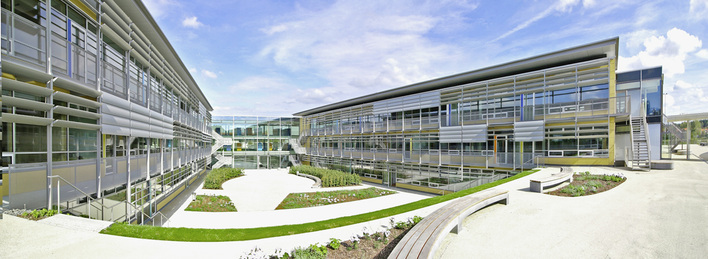 
1
 Das neue Gymnasium der Gemeinde Grünwald bei München ist mit dem PUR/PIR Kompaktdach von puren gedämmt und abgedichtet.
