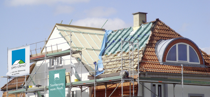 
Bei einer Dachsanierung kann man die Luftdichtung von außen in verschiedenen Verlegevarianten einbringen, die sich bauphysikalisch und in der Verarbeitung gravierend unterscheiden. Hier wurde die Sub-und-Top-Verlegung gewählt.
