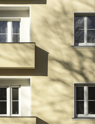 
Bei der Modernisierung eines Berliner Mietshauses spielte der Fenstertausch eine maßgebliche Rolle für das Fassadenbild: Die originalen, einfach verglasten Holz-Kastenfenster wurden durch Kunststofffenster mit Dreifachverglasung und Fensterfalzlüftern ersetzt – die Teilung der Sprossen und Flügel wurde beibehalten, ebenso wie die Stuckprofile unter den Fenstern. 
