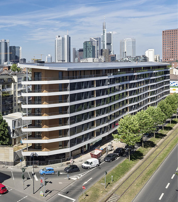 
1
 Nur neun Meter schlank, allerdings 150 m lang ist das Aktiv-Stadthaus im Gutleutviertel in Frankfurt – die Bewohner zahlen keine Nebenkosten, denn in der Miete ist ein auskömmliches Budget für Heizung, Warmwasser und Elektrizität enthalten.
