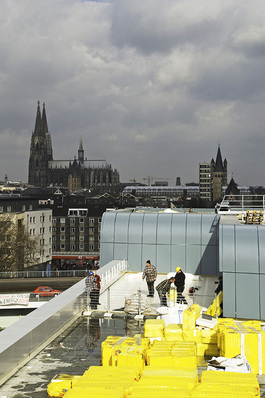 
1
 Im innerstädtischen Bereich sind Gärten und Innenhöfe Mangelware – eine als Terrasse oder Freiraum nutzbare Dachfläche ist daher begehrt. Ein begrüntes oder bekiestes Umkehrdach schützt die Abdichtungslage optimal und bietet höchsten Wärmeschutz. 
