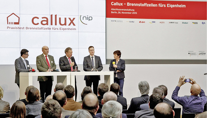 



1
 Callux-Sprecher Alexander Dauensteiner (Vaillant), Callux-Sprecher Prof. Dr. Wolfram Münch (EnBW), Norbert Barthle (Parlamentarischer Staatssekretär beim Bundesminister für Verkehr und digitale Infrastruktur), Dr. Klaus Bonhoff (Nationale Organisation Wasserstoff- und Brennstoffzellentechnologie) und Moderatorin Dr. Ursula Weidenfeld bei der Callux-Abschlussveranstaltung. 
