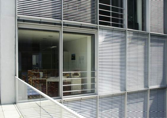 
1
 Die außen liegende Verschattung gewährleistet bei großen Fensterflächen den wirksamsten Sonnenschutz. 
