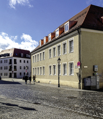 
1
 Mitten in der Altstadt von Neumarkt in der Oberpfalz wurde die 1863 gebaute Schule in der Bräugasse zu einer Ganztagsschule umgebaut – äußerlich ist die Metamorphose eigentlich nur an den außergewöhnlich schlanken Dachgauben erkennbar.
