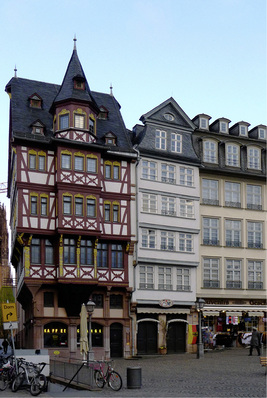 



1
 Nicht jede Fassade kann von außen gedämmt werden, ohne die Architektur eines Gebäudes unwiederbringlich zu zerstören – in solchen Fällen, oder wenn die Gebäudekonstruktion oder das Baurecht kein WDVS zulassen, bleibt die Innendämmung die einzige Möglichkeit, um den Wärmeschutz und damit auch den Komfort eines Wohnhauses zu verbessern.
