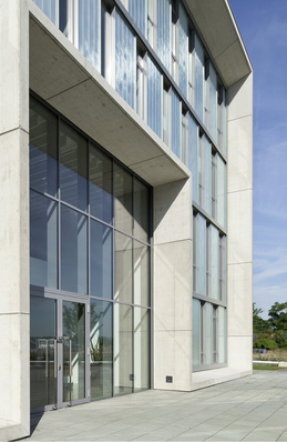 
1 Der massive Betonrahmen rahmt die Fassade des Verwaltungsgebäudes und den Haupteingang wie ein Passepartout. 



