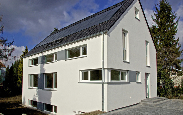 
1
 Das Forschungsprojekt unter der Federführung des Instituts für Solarenergieforschung in Hameln (IFSH) untersuchte alternative Speichermöglichkeiten für die solaren Erträge von Sonnenhäusern. Ausgehend von Simulationsberechnungen mit TRNSYS mündete die Theorie in einem Experimentalbau, den die HELMA Eigenheimbau AG auf einem Grundstück in Hannover errichtet hat.
