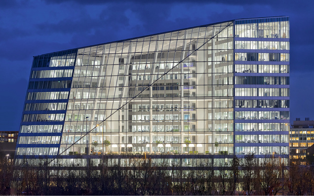 



In Amsterdam steht mit „The Edge“ das angeblich nachhaltigste Gebäude der Welt – gemessen an dem Bewertungssystem BREEAM. Es ist mit einem LED-Beleuchtungssystem ausgestattet, das direkt mit der Gebäudeautomation vernetzt ist, die Stromversorgung der Leuchten erfolgt über Ethernet-Verbindungskabel. Die LED-Technologie eröffnet ein erhebliches Energieeinsparpotenzial – und ist somit ein wichtiges Thema für Energieberater. 
