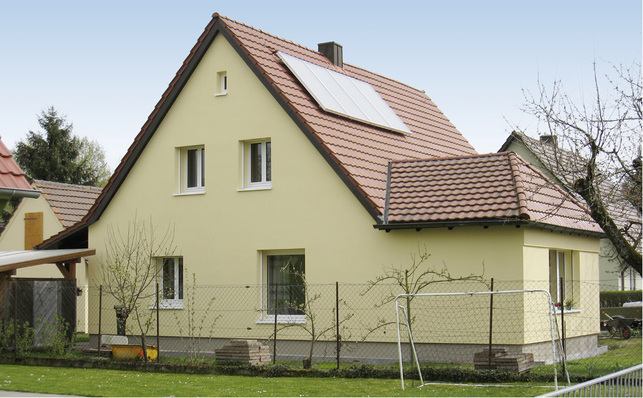 



1
 Schrittweise modernisiertes Einfamilienhaus: Die vorhandenen Fenster waren noch in einem guten Zustand und können zu einem späteren Zeitpunkt ausgetauscht werden. Allerdings müssen bei einer Fassadendämmung hierfür die Anschlüsse vorbereitet werden. Dies gilt es im Rahmen des EnerPHit-Sanierungsplans zu erkennen und zu dokumentieren. 
