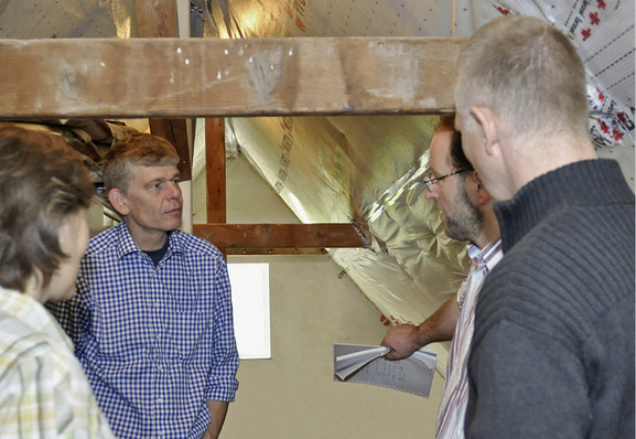 
Regelmäßige Gespräche sichern Bauqualität. Hier überprüft und erläutert der Sachverständige im Beisein von Bauherren und Handwerkern die fachgerechte Umsetzung luftdichter Details.
