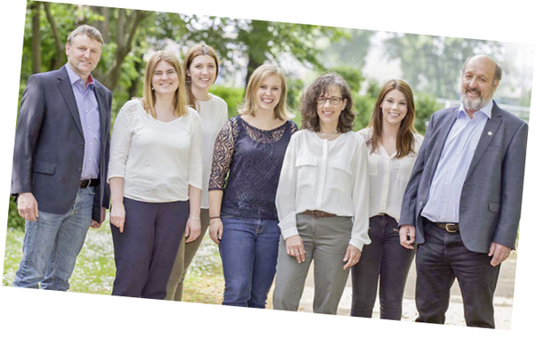 
Das Team der DEN-Geschäftsstelle mit den beiden Vorsitzenden Hinderk Hillebrands (l.) und Hermann Dannecker.
