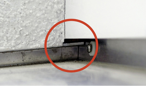 



1
 Immer wieder übersehen – und doch bei jedem Fenstereinbau präsent: Das sogenannte „Gewerkeloch“ an der unteren Fensterrahmenecke auf Höhe der Fensterbank. Und immer die gleiche Frage – wer ist für das Schließen dieses Lecks verantwortlich? Der Fensterbauer, der Stuckateur? Und wie schließt man das Loch dauerhaft?
