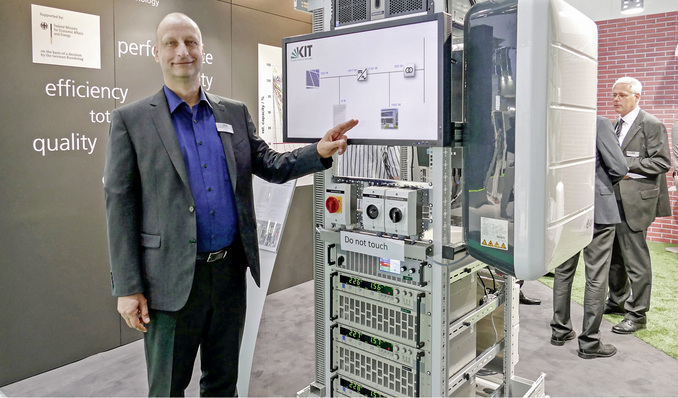 



„Mit der Einigung auf den Sicherheitsleitfaden kann keiner mehr sagen, er hätte von den Eigenarten von Lithium-Ionen-Zellen nichts gewusst.“ Thomas Timke, Experte elektrische Energiespeicher und Batterienormung, jetzt Solarwatt GmbH, Dresden.
