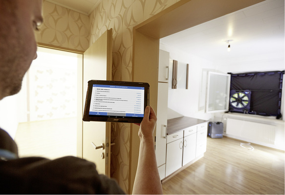 
Bei der Gebäudevorbereitung helfen die vom FliB empfohlenen Checklisten. Sind sie auf einem mobilen Endgerät hinterlegt, kann der Messdienstleister mit dem Tablet oder Handy das Gebäude abgehen und die erforderlichen Maßnahmen ausführen. Abweichungen von den Empfehlungen werden direkt anhand der Checkliste in der App dokumentiert.



