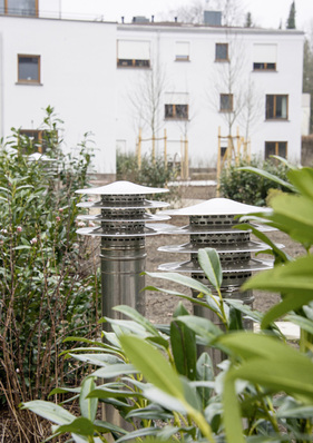 
Menschen sind gerne an der „frischen Luft“ – verbringen aber die meiste Zeit in Räumen. Lüftungsanlagen müssen daher auf Komfort und Hygiene hin geplant sein, um auch im Gebäude Frischluft zu bieten.
