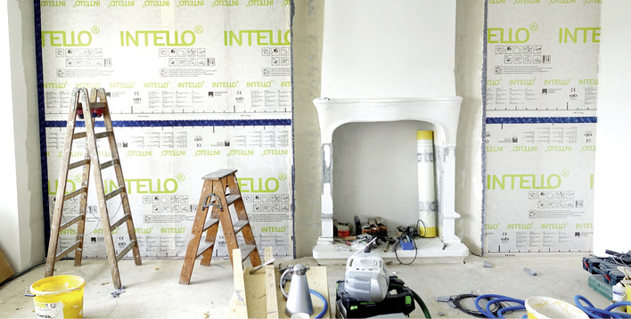 
Innendämmung mit feuchtevariabler Dampfbremse: Der offene Kamin neben der Innendämmung ist längst nicht mehr in Betrieb, steht aber unter Denkmalschutz. Um ihn im Bereich der Bruchsteinwand zu erhalten, mussten Lösungen für die Wärmebrücken und den Anschluss an die dickere Innendämmung in der Fläche gefunden werden. Dies gelang in diesem kleinflächigen Bereich mit diffusionsoffener Hochleistungsdämmung.
