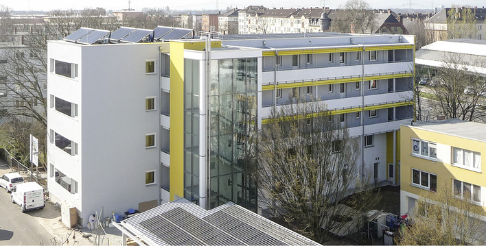 
1 Der AGB Frankfurt Holding gehört in Frankfurt ein Mehrfamilienhaus mit 17 Wohneinheiten, das sich ausschließlich regenerativ selbst versorgt. Energielieferanten sind die PV-Anlagen auf dem Dach und an der Fassade, Solarthermie sowie ein BHKW. In den Mietverträgen sind die Heizenergiekosten und ein Strombudget enthalten.
