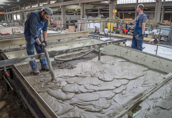 Der mineralische Dämmstoff kann u.a. flüssig in Form gegossen werden.