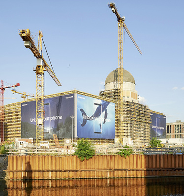 



1
 Das wieder aufgebaute Berliner Schloss ist kein Denkmal, sondern ein Neubau mit rekonstruierten Barockfassaden.
