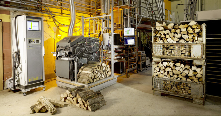 



Das Fraunhofer-Institut für Bauphysik hat ein völlig neues Verbrennungskonzept für Holzvergaserheizkessel entwickelt und erprobt. Das dreistufige Verbrennungssystem kommt ohne kostenintensive Sekundärmaßnahmen aus.
