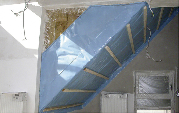 



1
 Wenn der Gipskarton verlegt ist, wird nicht mehr zu erkennen sein, warum es hier zieht. Solch eine Leckage bleibt auch dann problematisch, wenn der Dichtheitsgrenzwert eingehalten wird.
