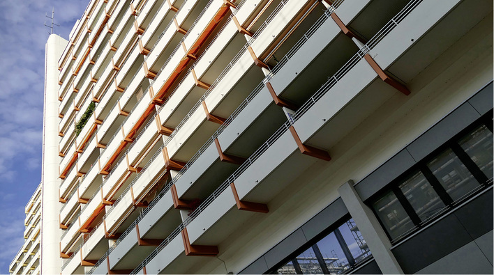 



1
 Schimmelbefall und Feuchteschäden sind ein Dauerthema bei der Wohnungswirtschaft. Konventionelle Wohnungslüftungssysteme sind für den preissensiblen Wohnungsbau meist zu teuer. Pluggit hat deshalb gemeinsam mit Experten der Wohnungswirtschaft das System PluggPlan entwickelt.
