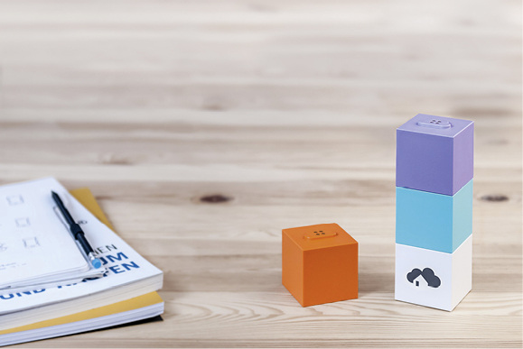 



Smart-Home-Systeme arbeiten mit unterschiedlichen Protokollen. Über eine einzige App können mit dem Homee Brain Cube und den spezifischen Funkstandard-Würfeln von Codeatelier viele Smart-Home-Geräte gesteuert werden.
