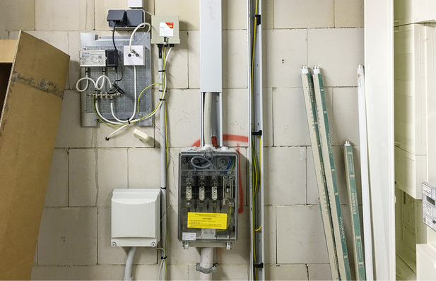 



Heftige Zugerscheinung durch die vertikalen Fugen einer Kalksandsteinwand. Hier wurde der Glattstrich vergessen, bevor die Elektroinstallation erfolgte. Diese Fehler passieren meist durch Unwissenheit und nicht aus Kostengründen. 
