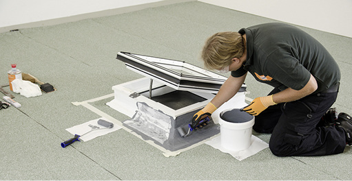 
Das Flüssigkunststoffsystem Bauder Liquitec ist für das Andichten komplexer Durchdringungen und Details konzipiert.



