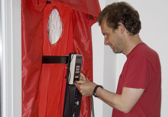 Die Konzentration bei Blower-Door-Tests auf EnEV-Schlussmessungen greift zu kurz, meint der FLiB.