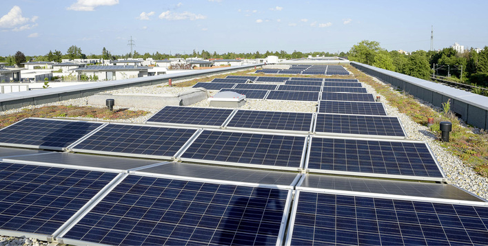 



Bei dem Gebäude handelt es sich um ein KFW-Effizenzhaus 55 in München-Aubing mit 115 Wohneinheiten. Der Eigentümer betreibt die PV-Anlage und das BHKW. Den Strom, der damit erzeugt wird, vermarktet er über Polarstern. 
