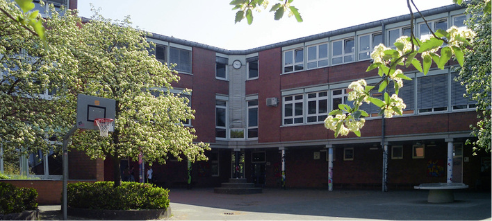 



1
 Das Schulzentrum Masch in Halle (Westfalen) umfasst eine Gesamt- und eine bilinguale Realschule. Derzeit wird die Liegenschaft umfassend energetisch saniert. Die Modernisierung der Heizungsregelung war ein wichtiger Bestandteil, um das Potenzial zur Energieeinsparung komplett auszuschöpfen.
