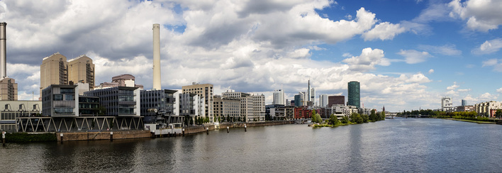 



Klimaschutzziele der Stadt Frankfurt am Main:



 Reduktion der CO
2
-Emissionen alle fünf Jahre um 10 %



 Reduktion des Energiebedarfs bis 2050 um 50 % gegenüber 1990



 volle Deckung des Energiebedarfs aus erneuerbaren Quellen bis 2050 (1/2 Stadtgebiet, 1/2 Region)
