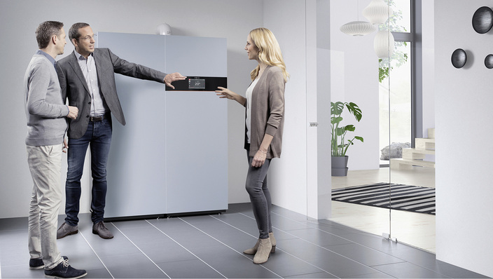 



Derzeit gibt es bei den Brennstoffzellen-Heizgeräten bis 1,5 kW
el
 nur zwei Unternehmen, die jeweils mehr als 1000 Einheiten verkauft haben: Viessmann (im Bild) und Solidpower.
