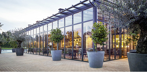 



Mit nur 143 mm Ansichtsbreite besticht die Glas-Faltwand auch im geschlossenen Zustand durch maximale Transparenz.
