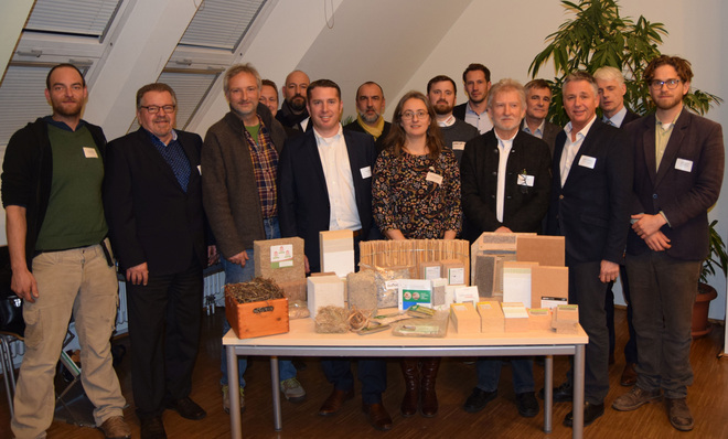 von links: Fritz Tammen, Bioformtex / Heinz Amolsch, vdnr /Jörn Hartje, Ostseegras / Stefan Berbner, Inthermo / Heiko Seibert, Steico / Marcel Bailey, CWA Cellulosewerk / Karsten Schrang, Cemwood / Amelie Brackmann, Isofloc / Lukas Wagner, Thermo-Natur / Marius Misch, Agepan System /Jürgen Körner, Alfacell / Rainer Blum, Gutex / Herwih Hengsberger, ECIA / Dr. Tobias Wiegand, vdnr / Marijn Roersch van der Hoogte, Hanffaser Uckermark.