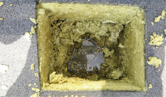 



1
 Entnommene Dämmstoffprobe aus Mineralwolle unmittelbar neben einer Leckstelle (vier Jahre nach dem Einbau der Wärmedämmung).
