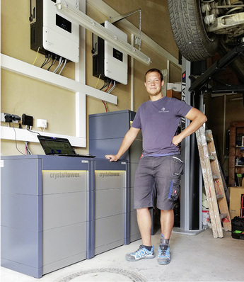 



In der Nähe von Ulm hat Elektro-Häusler drei Crystal Tower mit einer Nettokapazität von knapp 31 kWh installiert. Zusätzlich zur Nettoleistung stehen dem Betreiber 15 kWh Notstromkapazität zur Verfügung. Die Bruttokapazität liegt bei knapp 51 kWh, Be- und Entladeleistung betragen 12,6 kW. Eine 22 kWp-Photovoltaik-Anlage belädt das Speicherystem, das in der unbeheizten KFZ-Werkstatt des landwirtschaftlichen Betriebs installiert wurde.
