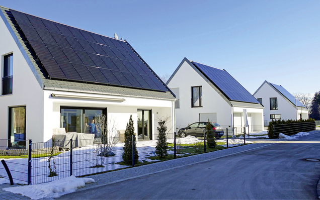 



Ohne Förderung, aber mithilfe einer sehr auf Effizienz und Wirtschaftlichkeit ausgerichteten Planung ist diese Siedlung im „Effizienzhaus Plus-Standard“ im bayerischen Friedberg entstanden. Die Anwohner bestätigten, dass der Schnee durch die steilen Giebeldächer gezielt abgerutscht ist.
