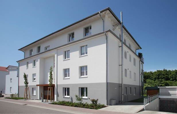 



1
 Das Mehrfamilienhaus „Brüssel“ (Referenzobjekt)erfüllt mit seinen zehn Mietwohnungen die Vorgaben zum KfW-Effizienhaus 60 nach EnEV 2004, der gemessene Heizenergieverbrauch liegt bei 35,8 kWh/(m
2
a)
