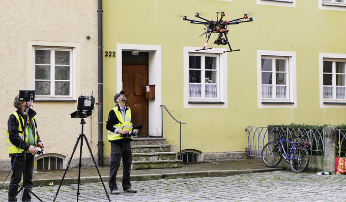 



Mit professionellen Drohnen lassen sich Fassaden inspizieren, Dächer kontrollieren oder Gebäude vermessen.
