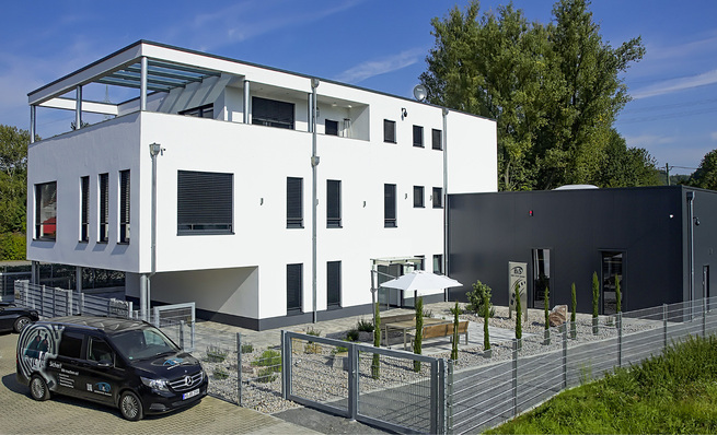 



1
 Das Firmengebäude mit angrenzender Lagerhalle kam bereits mit effizientem Konzept daher, trotzdem ergab der KEFF-Check noch Optimierungspotenzial.
