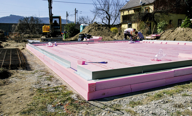 



1
 Eine Flächengründung bietet den Vorteil einer durchgehenden, homogenen Dämmschicht, deren Dicke in dreilagiger Ausführung  300 mm erreichen kann.
