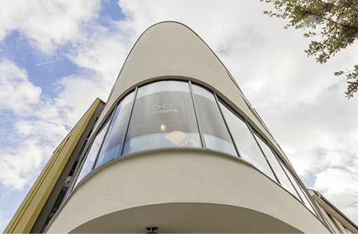 



Sieht man selten: Eine abgerundete Gebäudeecke, perfekt mit einem WDVS versehen. Der Hersteller puren hat sich dieser Herausforderung angenommen und gemeinsam mit dem WDV-System von Meffert und äußerst disziplinierten Handwerkern eine perfekte Oberfläche hingezaubert.
